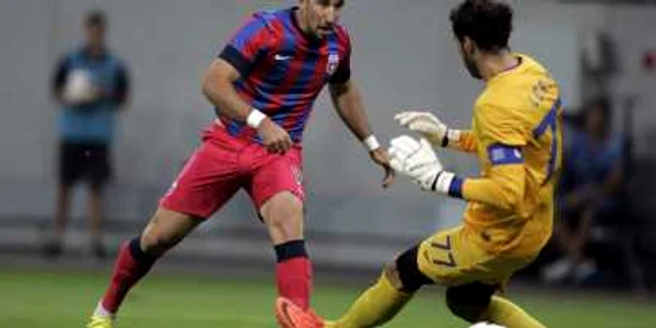 Iasmin Latovlevici de la Steaua Bucuresti se lupta pentru balon FOTO Mediafax