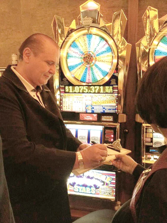 Chiar şi când pierde, miliardarul român e cu zâmbetul pe buze