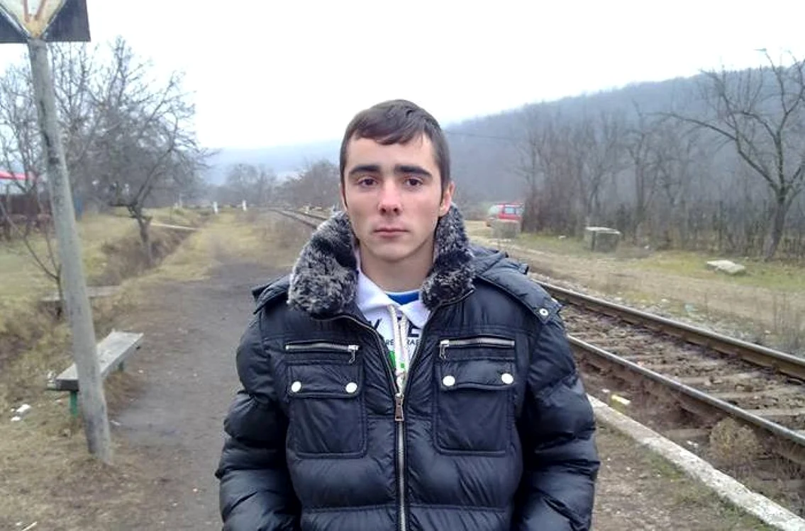 Andrei Apreutesei foloseşte orele de navetă ca să se pregătească pentru şcoală FOTO facebook