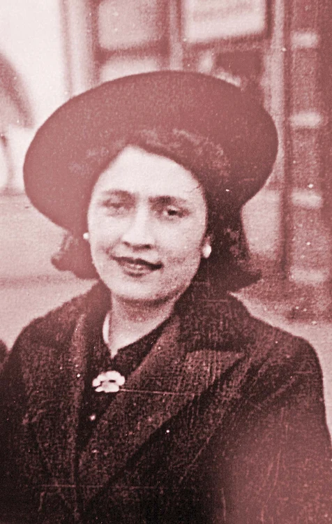 Toată îndoliată și cu un zâmbet fals, după ce artista își pierduse cei cinci copii