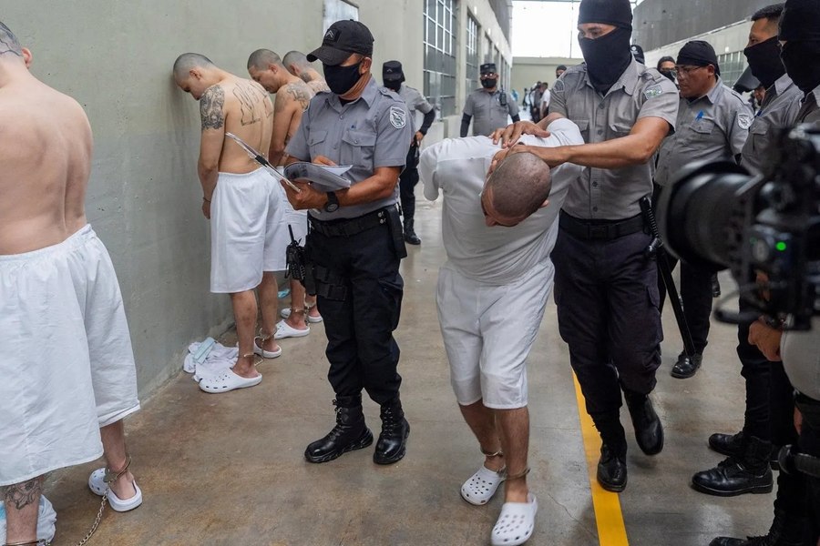 SUA au deportat 17 presupuși membri ai bandelor criminale în El Salvador