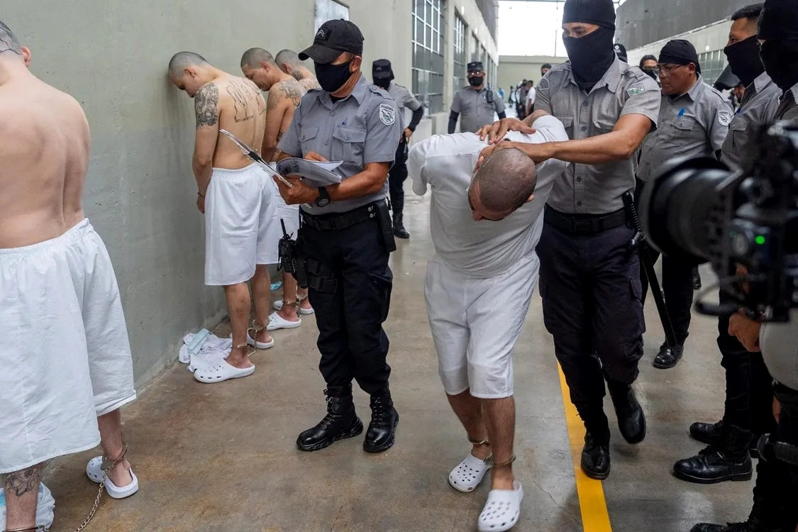 El Salvador a acceptat să primească deportați în schimbul unor sume de bani. FOTO: X/@toot5000