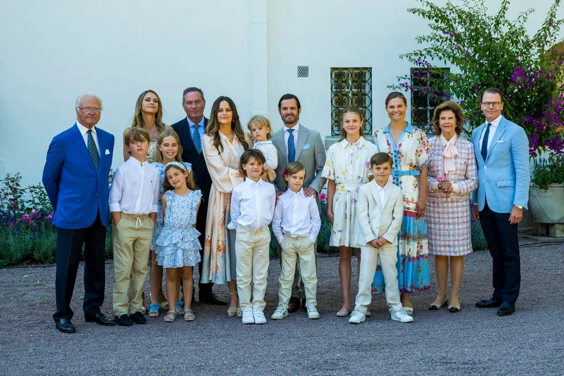 Printesa Victoria a Suediei a împlinit 47 de ani, aici cu Printul Daniel, Printesa Estelle si Printul Oscar, Regina Silvia, Regele Carl Gustaf, Printesa Madeleine, Printul Carl Philip   Casa Regala suedeza (6) jpg