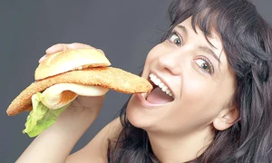 femeie sandvis1254 0 jpeg