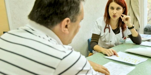 Medicul Oana Deleanu îi explică lui M. A. ce înseamnă boala de care suferă