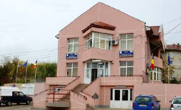 
    Contribuabilul supărat că funcționarii petreceau în Primăria Puiești a anunțat polițiștiifoto: comuna-puiesti-vaslui.ro  