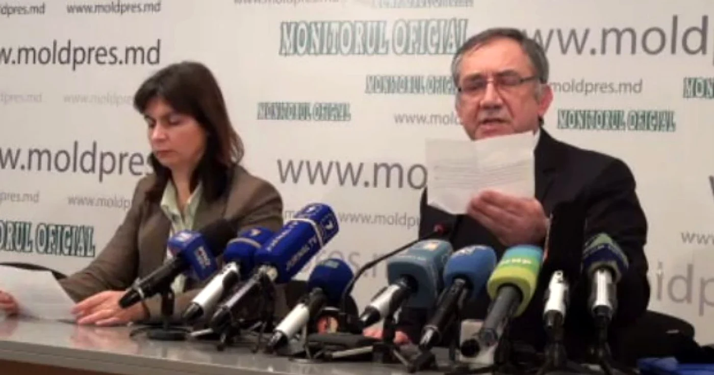 Ion Iovcev prezintă citaţia prin care a fost chemat la audieri joi, 6 februarie, de către separatişti Sursa: Privesc.eu