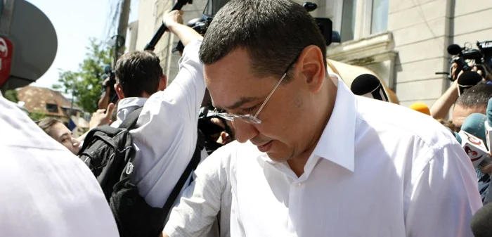 Victor Ponta, în cârje la DNA. FOTO Eduard Enea