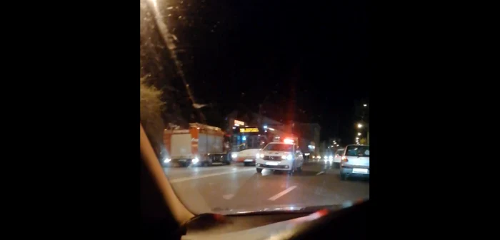 Traficul auto a fost blocat pe una din benzile de circulaţie. Foto Facebook Info Trafic Piteşti - Cătălin Nica