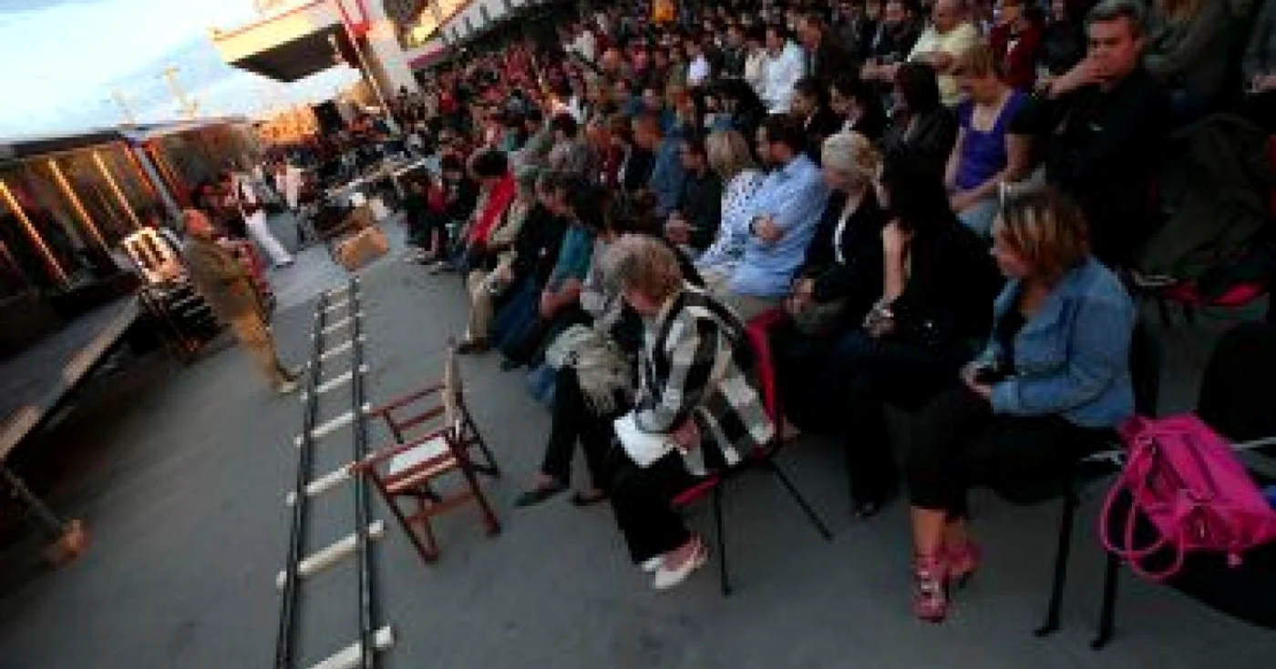 Craiova: Craiovenii au servit o porţie de teatru pe peronul gării