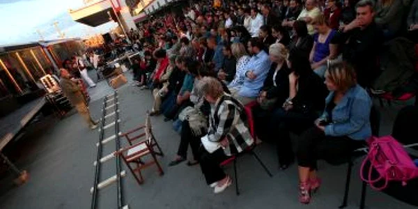 Craiova: Craiovenii au servit o porţie de teatru pe peronul gării