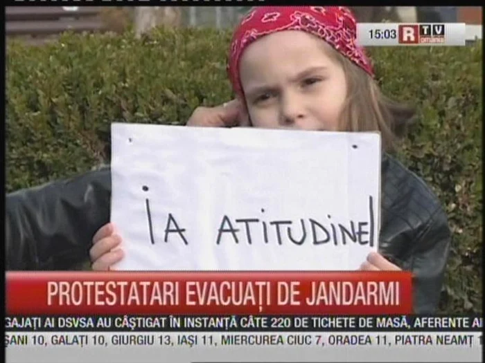 Oamenii care manifestau pașnic au fost luați pe sus de jandarmi