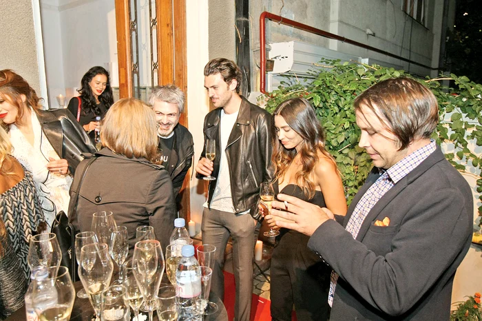 În octombrie 2015, cei  doi s-au afişat şi la un  eveniment monden, dar n-au  recunoscut că sunt iubiţi