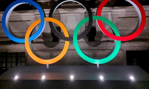 1 Simbolul olimpic în centrul orașului Milano   FOTO Andreea Sprinceana jpg