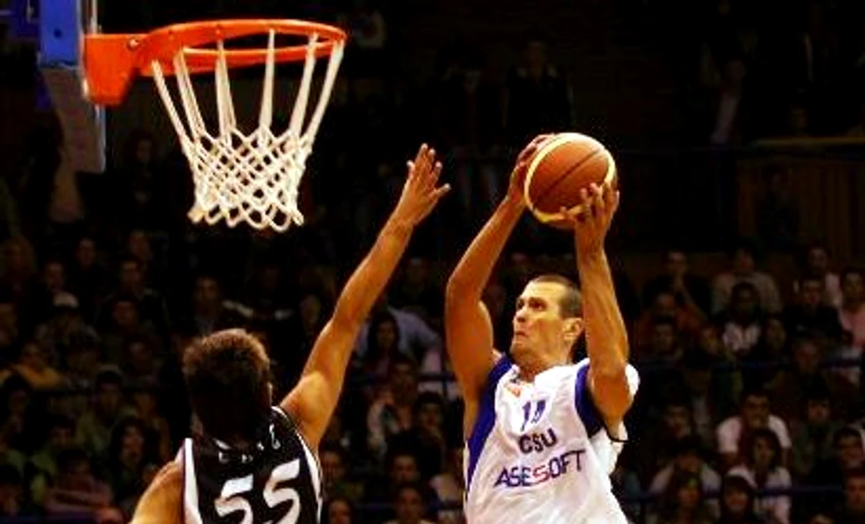 Virgil Căruţaşu (la minge) a fost cel mai bun baschetbalist în 2009