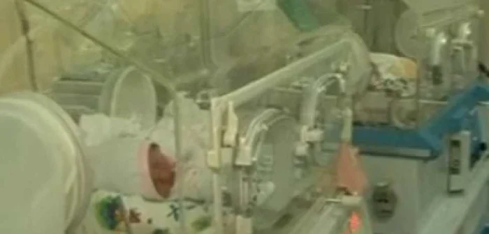 Fetița abandonată noaptea trecută este acum în afara oricărui pericol. Sursa: Publika TV