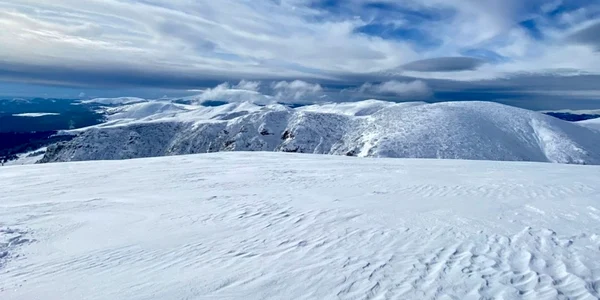 Imagini de iarnă din Bucegi. FOTO