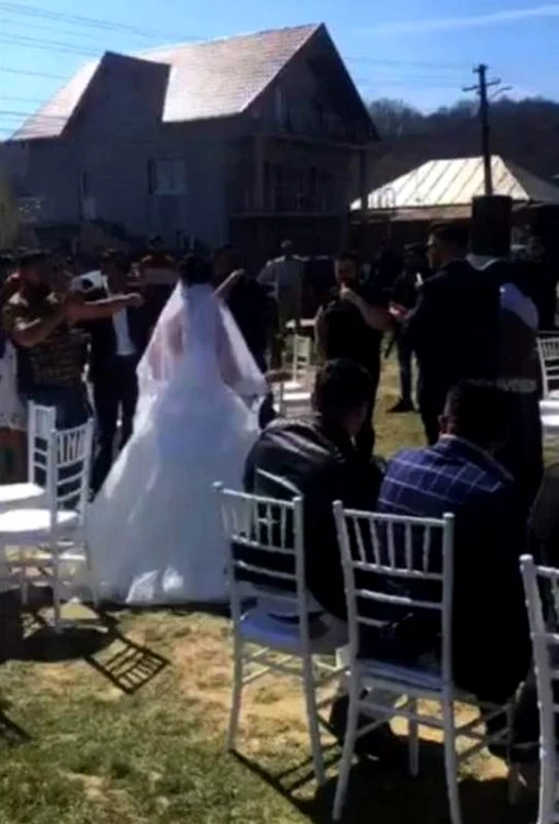 Rromii din comuna Merişani au dat petrecere cu lăutari FOTO: argesulonline.ro