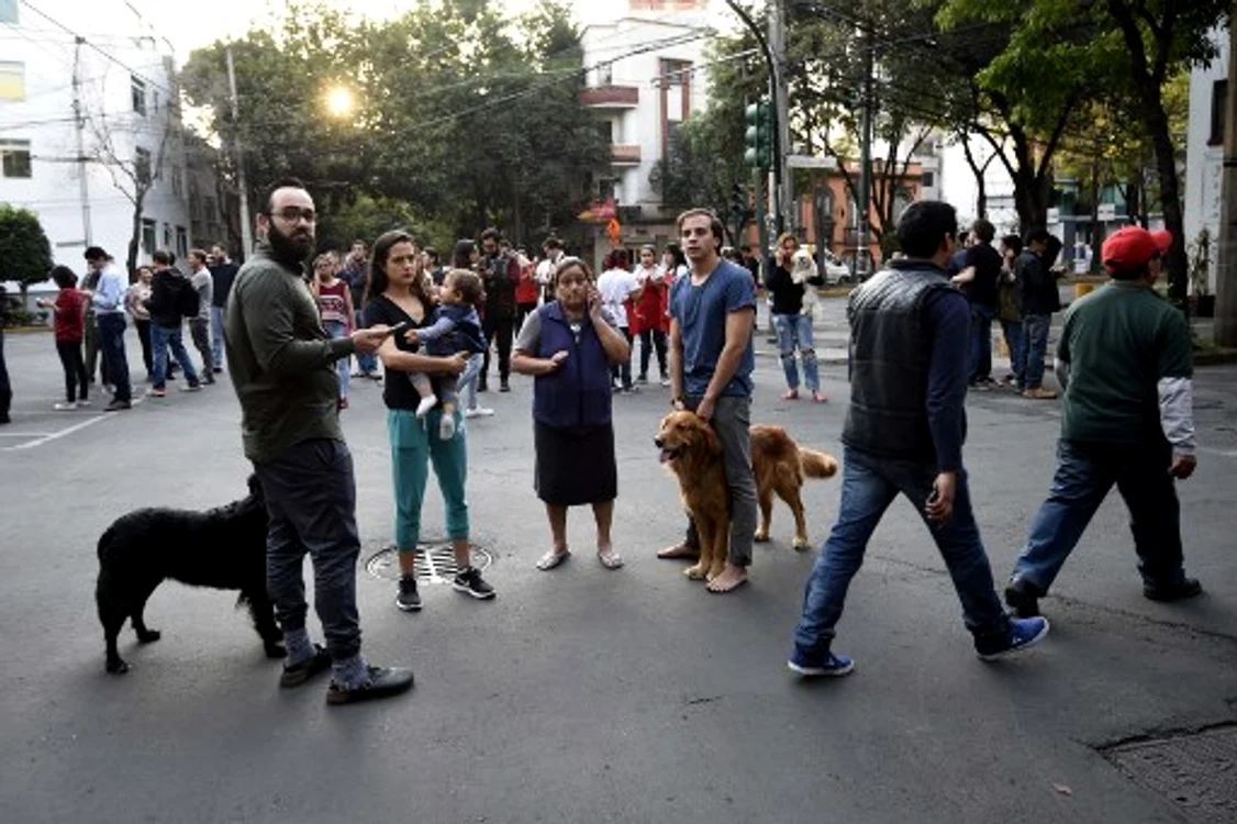 
    Oamenii au ieşit în stradă de frica cutremuruluifoto: AFP  