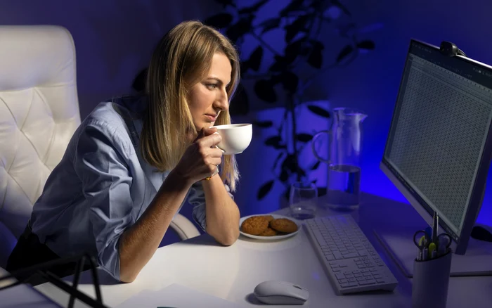 Lucrul îndelungat în ture de noapte poate afecta sănătatea, arată unele studii. Foto: Freepik.com