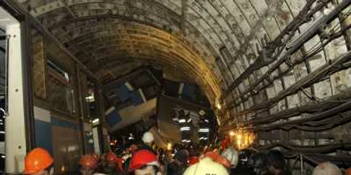 Membrii serviciilor de urgenţă ajută la scoaterea victimelor de la un accident de metrou în Moscova. Cel puţin 20 de persoane au fost ucise şi peste 120 au fost rănite când un tren de metrou din Moscova a deraiat în timpul orelor de vârf. FOTO Reute
