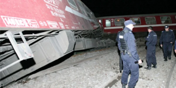 Un accelerat a sărit de pe şine la Cârcea - Dolj