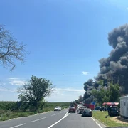 Incendiu uriaș pe DN2A după impactul dintre o autocisternă plină cu benzină și un buldoexcavator FOTO ISU