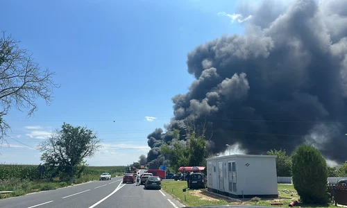 Incendiu uriaș pe DN2A după impactul dintre o autocisternă plină cu benzină și un buldoexcavator FOTO ISU