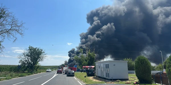 Incendiu uriaș pe DN2A după impactul dintre o autocisternă plină cu benzină și un buldoexcavator FOTO ISU