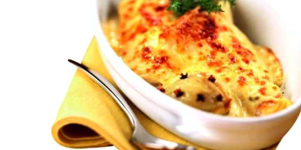 Crap pe pat de cartofi şi sos Bechamel
