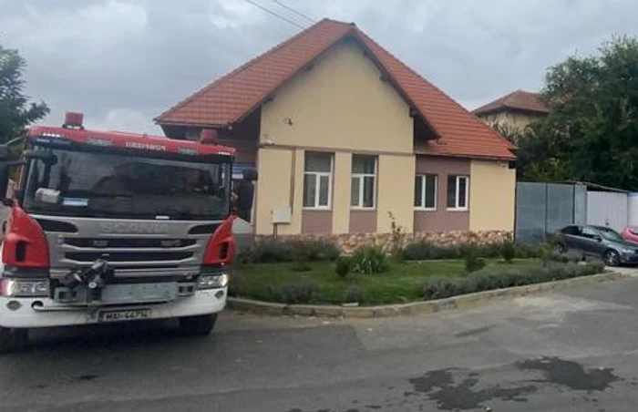 
    Trei sute de elevi au fost evacuaţi, miercuri după-amiază, de la o şcoală din Medgidiafoto: News.ro  