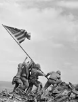 Fotografia lui Joe Rosenthal a fost realizată la începutul campaniei sângeroase de pe insula Iwo Jima (© National Archives and Records Administration / Wikimedia Commons)