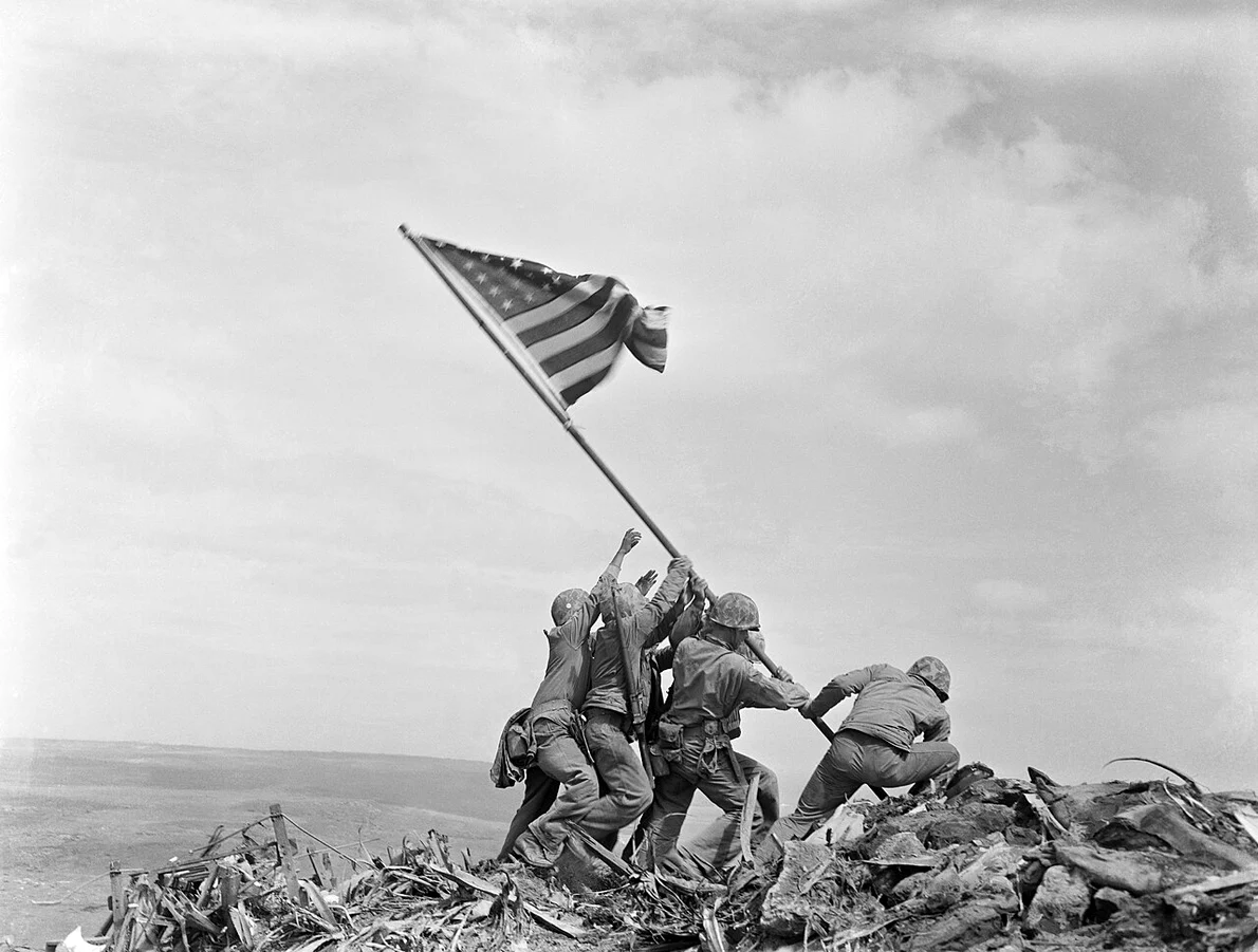 Fotografia lui Joe Rosenthal a fost realizată la începutul campaniei sângeroase de pe insula Iwo Jima (© National Archives and Records Administration / Wikimedia Commons)