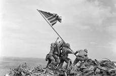 Fotografia lui Joe Rosenthal a fost realizată la începutul campaniei sângeroase de pe insula Iwo Jima (© National Archives and Records Administration / Wikimedia Commons)