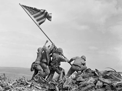 Fotografia lui Joe Rosenthal a fost realizată la începutul campaniei sângeroase de pe insula Iwo Jima (© National Archives and Records Administration / Wikimedia Commons)