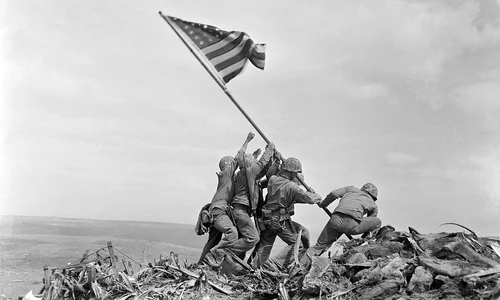Fotografia lui Joe Rosenthal a fost realizată la începutul campaniei sângeroase de pe insula Iwo Jima (© National Archives and Records Administration / Wikimedia Commons)
