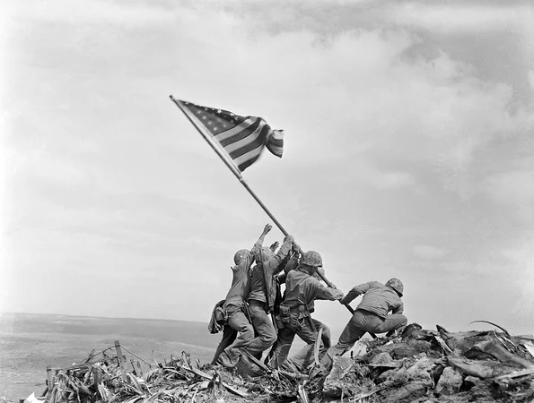 Fotografia lui Joe Rosenthal a fost realizată la începutul campaniei sângeroase de pe insula Iwo Jima (© National Archives and Records Administration / Wikimedia Commons)