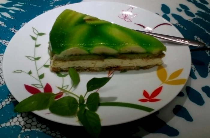 Tartă cu cremă de vanilie, banane şi jeleu de lime