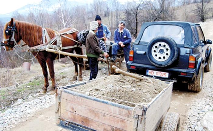 Oamenii din Dâlja se chinuie în fiecare zi să traverseze drumul spre oraş
