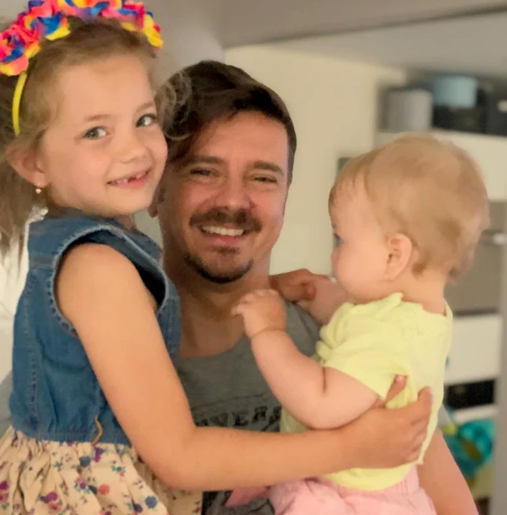 Este topit după fetițele lui
