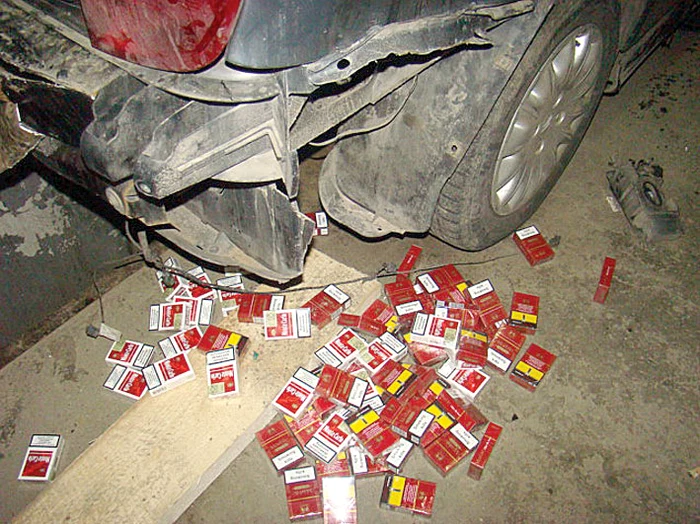 Bara de protecţie  spate, plină cu  pachete de ţigări