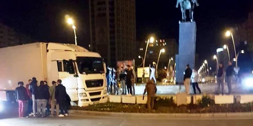 Suceveanul beat a încurcat drumurile şi a nimerit cu tirul în sensul giratoriu unde este statuia lui Ştefan cel Mare FOTO Facebook Adrian Ursu