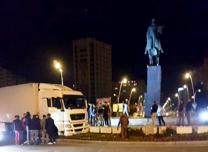 Suceveanul beat a încurcat drumurile şi a nimerit cu tirul în sensul giratoriu unde este statuia lui Ştefan cel Mare FOTO Facebook Adrian Ursu