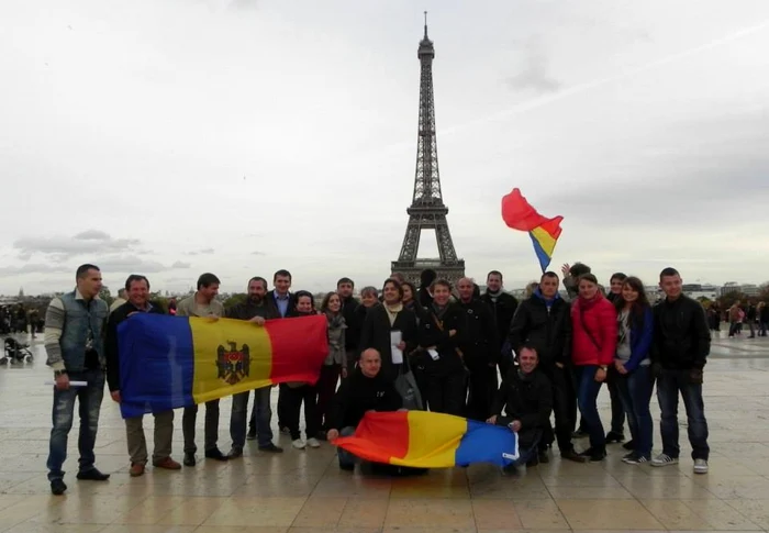 Moldovenii au făcut o manifestaţie pro-Europeană şi la Paris FOTO: Vitalie Vovc/Facebook