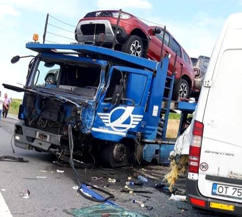 Accident în lanț cu 6 mașini în județul Olt. A fost activat codul roșu de intervențiefoto: captură Observator / Antena 1
