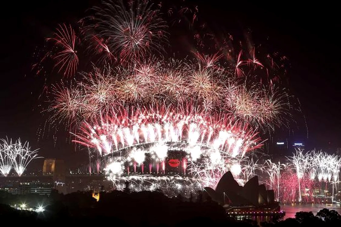Focurile de artificii care luminează oraşul australian Sydney, în noapte de Revelion, sunt unele dintre cele mai impresionante din lume FOTO Reuters