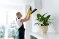 femeie sterge filtrul aer conditionat acasa 2149374475 jpg