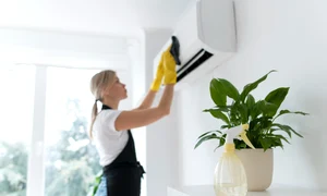 femeie sterge filtrul aer conditionat acasa 2149374475 jpg