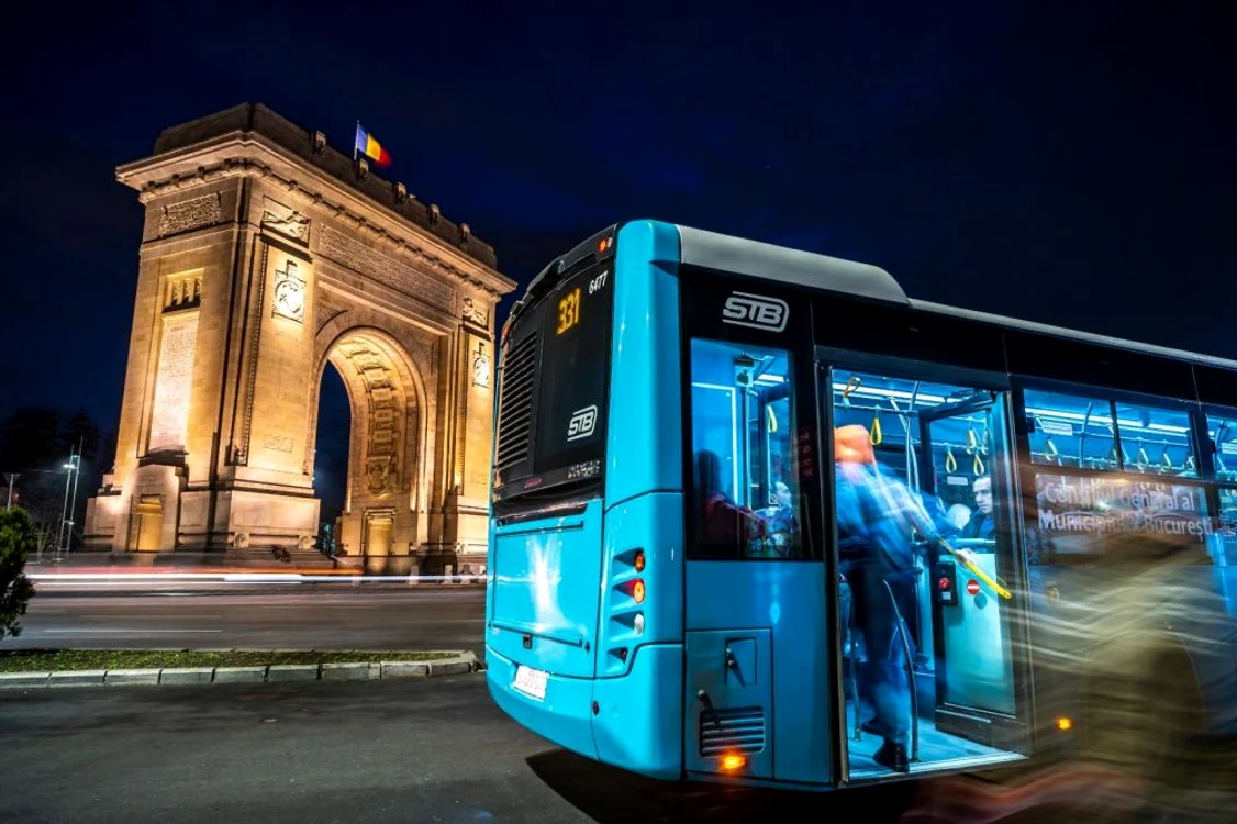 Aşa arată autobuzul în urma impactului cu basculanta