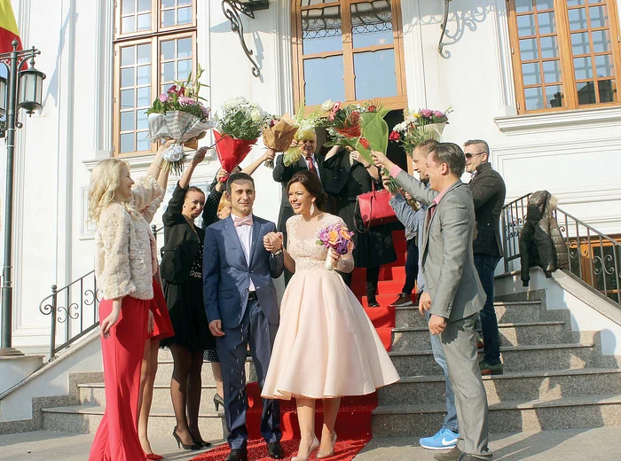 
    Gabriel Fătu şi Georgiana Stancu  au devenit ieri o familie după doar  8 luni de relaţie. Capul familiei  şi-a pupat nevasta cu foc  